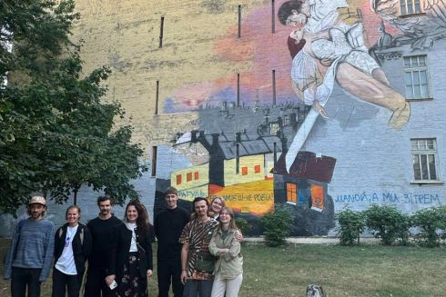 На доме в центре Киева начали рисовать мурал: жители вызвали полицию и остановили работы