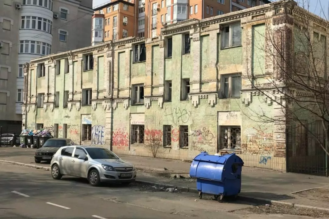 На Подолі намагалися зруйнувати 100-річну лісопильню Сніжка: мешкаці зупинили демонтаж
