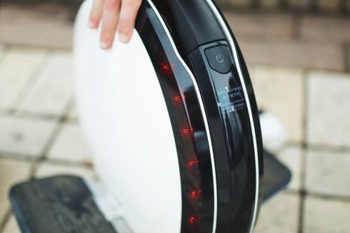 Моноколесо, носки на батарейках, радиоприемники: Киевляне рассказывают, что им помогло пережить прошлогодние блэкауты