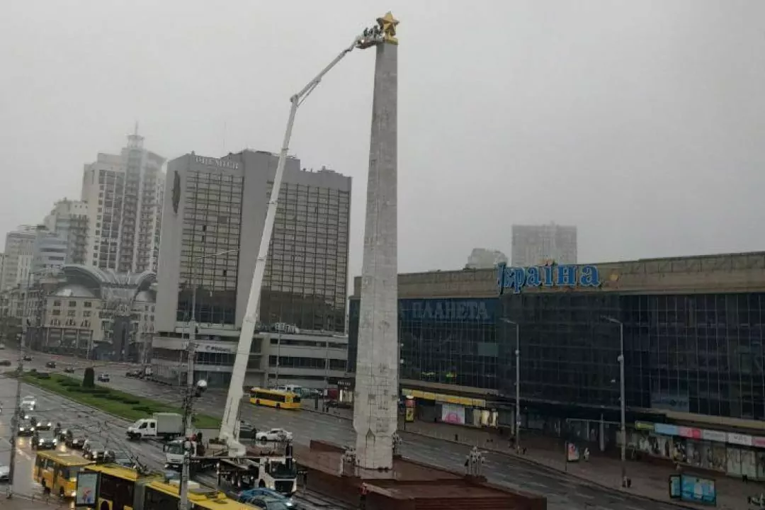 С советского обелиска в Киеве демонтируют звезду: фото