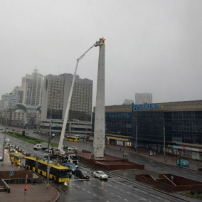 С советского обелиска в Киеве демонтируют звезду: фото