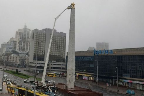 С советского обелиска в Киеве демонтируют звезду: фото
