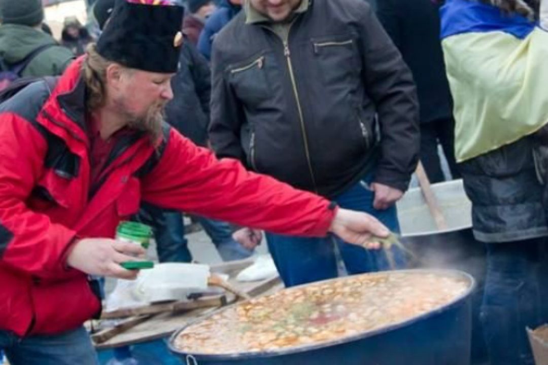 «Чай та канапки були як причастя, обряд ініціації»: Спогади про їжу на Майдані