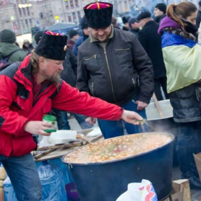 «Чай и бутерброды были как причастие, обряд инициации»: Воспоминания о еде на Майдане