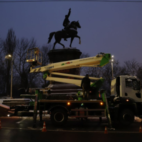В Киеве демонтируют памятник Щорсу: фото