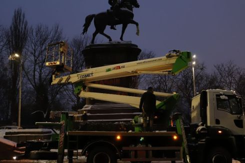 В Киеве демонтируют памятник Щорсу: фото