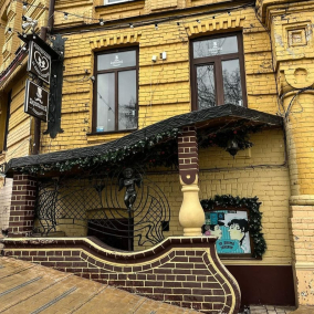 Історія ресторану київської кухні “За двома зайцями”, який працює на Андріївському узвозі з 2000 року