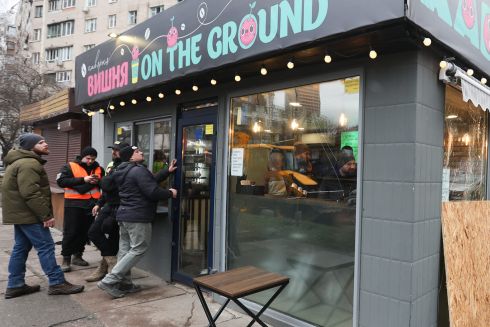 Кавʼярня на Соломʼянці, що постраждала від ракетної атаки, весь день пригощала киян кавою