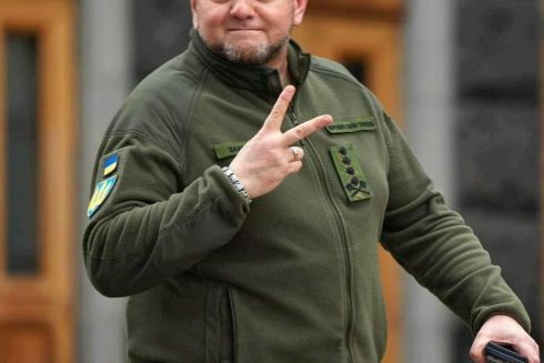 Російська ракета знищила київську фабрику військового одягу, який носять Залужний і Зеленський