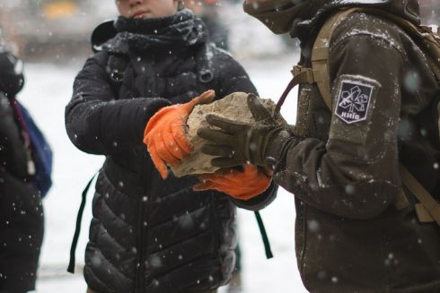 &ldquo;Ми будемо тут до кінця&rdquo;: Як волонтери допомагають мешканцям зруйнованого будинку на Солом&rsquo;янці