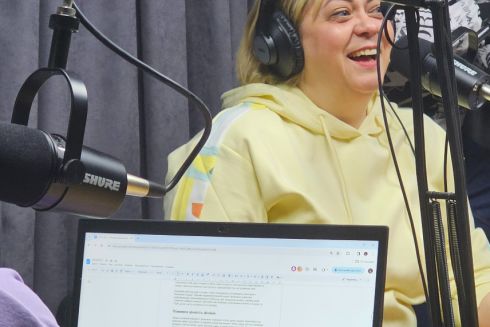 Як двоє херсонців відкрили радіостанцію і щодня ведуть оптимістичне ранкове шоу з прифронтового міста