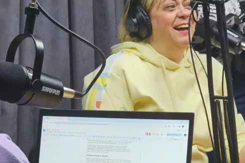 Як двоє херсонців відкрили радіостанцію і щодня ведуть оптимістичне ранкове шоу з прифронтового міста