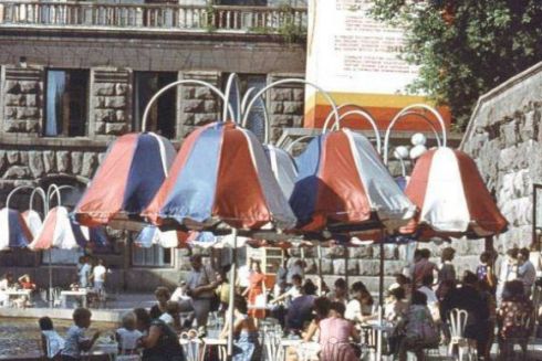 Історія одного будинку: Хрещатик, 25, де в різні часи працювали кафе "Грот", "Кобзар", Mushlya Bar