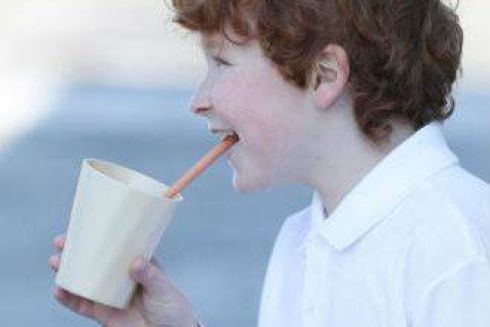 Вчені розробили їстівні стаканчики та соломинки з картоплі