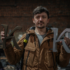 “Я хочу передати тему героїки”: Як дизайнер Богдан Гдаль створює нові літери для перейменованих станцій київського метро