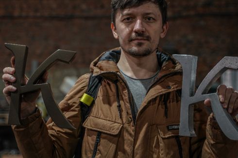 &ldquo;Я хочу передати тему героїки&rdquo;: Як дизайнер Богдан Гдаль створює нові літери для перейменованих станцій київського метро
