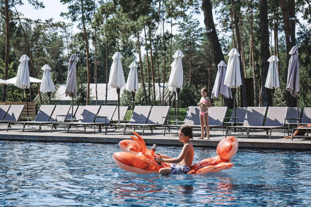 Де поплавати в басейні просто неба – 7 місць у Києві та поблизу міста
