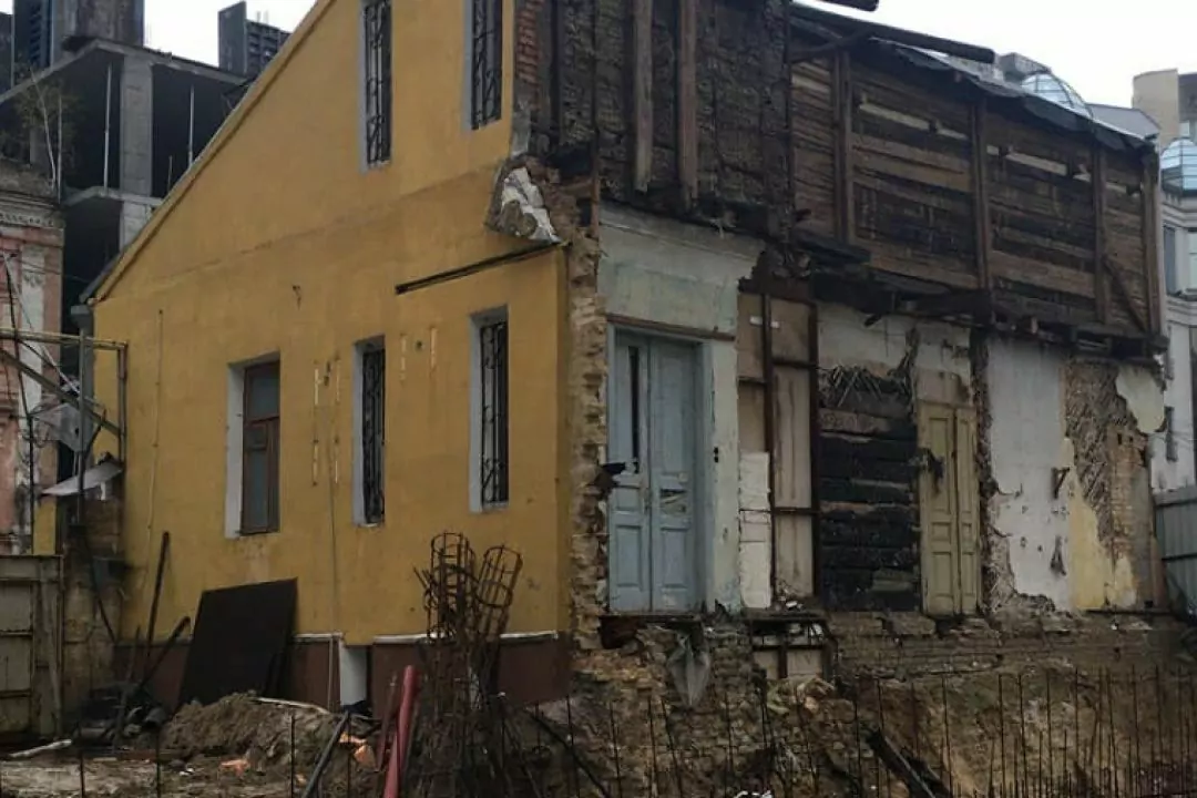 У Києві зносять садибу Зеленських &ndash; активісти викликали поліцію