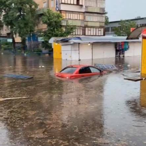 Злива у Києві: метро Академмістечко і Берестейська затопило, машини плавають у воді