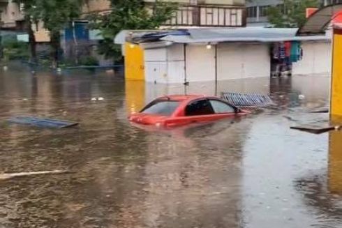 Злива у Києві: метро Академмістечко і Берестейська затопило, машини плавають у воді