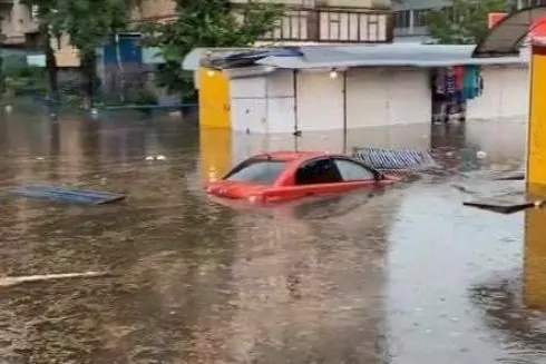 Злива у Києві: метро Академмістечко і Берестейська затопило, машини плавають у воді