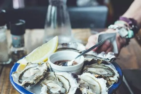 На Сагайдачного открылось новое место с просекко и морепродуктами