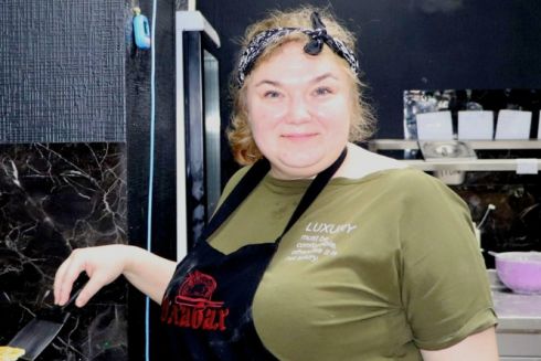 Як переселенка з Бахмуту відкрила у Чернігові фастфуд-кафе і готує страву на честь рідного міста