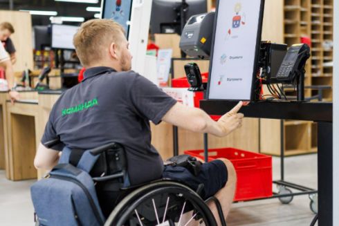 “Нова Пошта” відкрила у Києві перше безбар’єрне відділення: фото