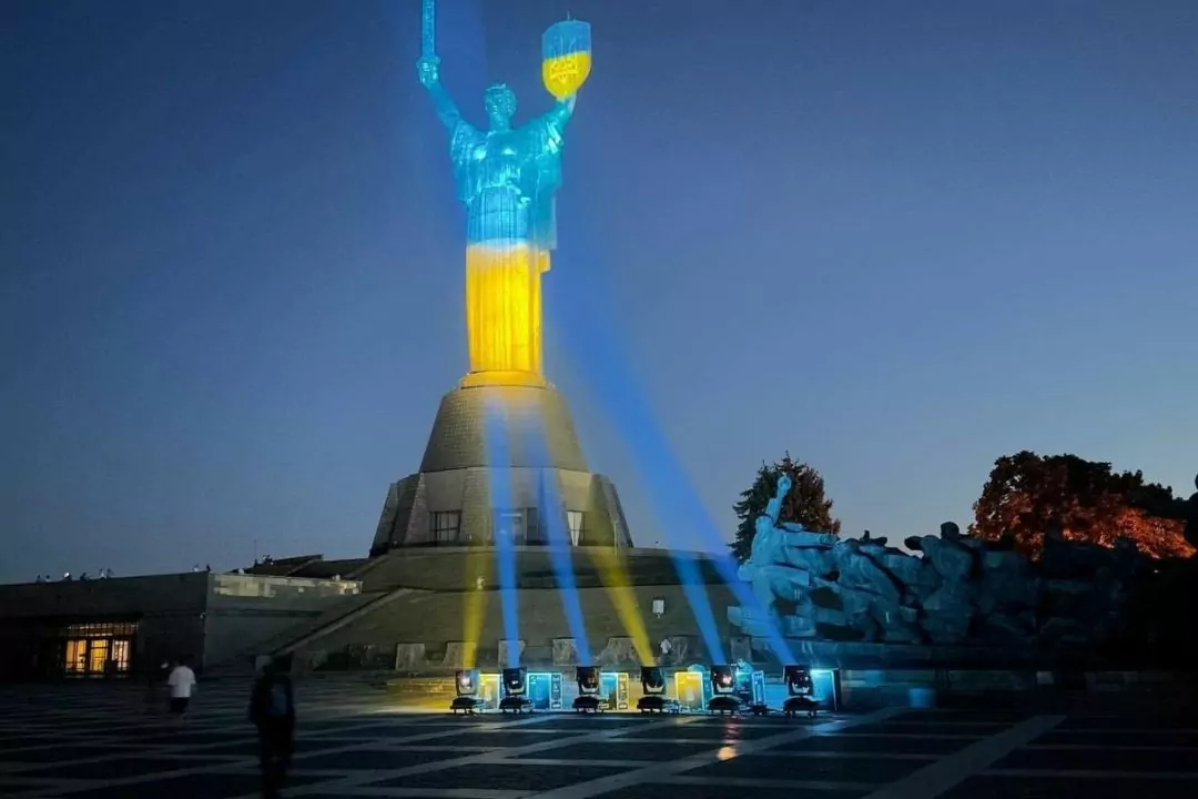 Дивіться, як підсвітили монумент Батьківщині-Матері до Дня Незалежності
