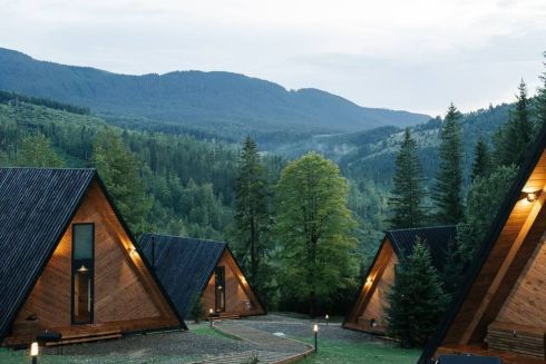 Відпочинок у Карпатах: комплекс УЛІС відкрив нові будиночки у Ворохті