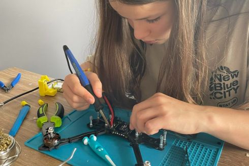 Girl power: Історія дівочої майстерні дронів