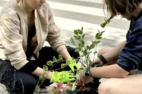 &ldquo;Місто зламалося. Давайте лагодити разом&rdquo;: Як активісти DIY Ukraine і місцеві мешканці створюють дзен-сад на Подолі