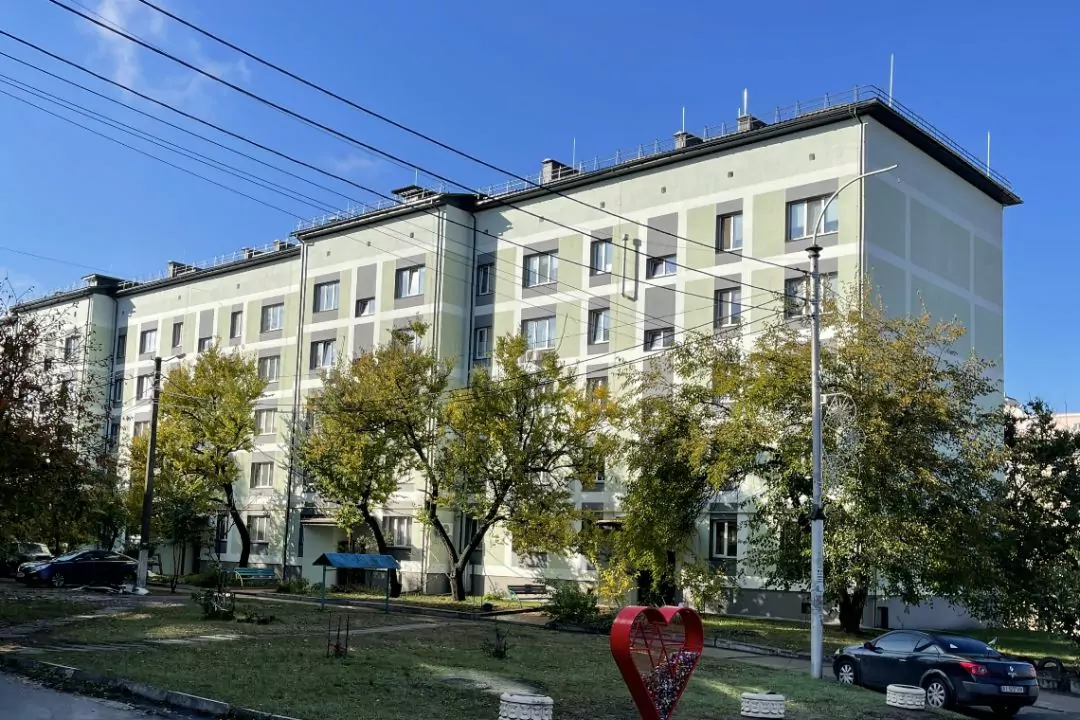 Нове життя пошкоджених &ldquo;Хрущовок&rdquo;: Як у Бучі відновлюють житло, створюючи єдиний стиль фасадів