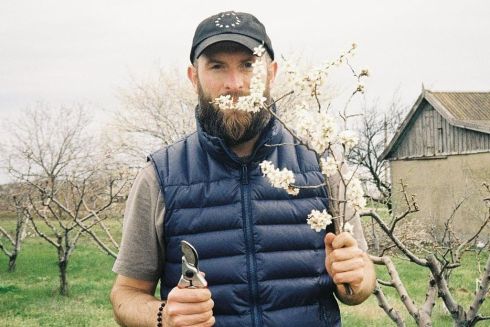 Як садотерапія допомагає підтримувати людей під час війни: Володимир Кадигроб – про психологічну програму “Сади стійкості”