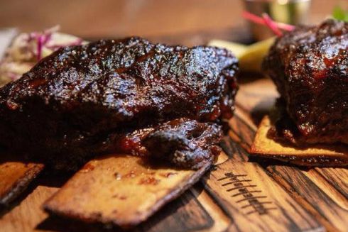 На Большой Васильковской открылся ресторан с ребрами и крафтовым пивом