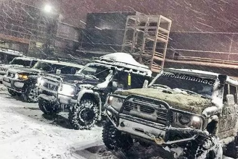 Off Road Maniacs: Хто і навіщо безкоштовно витягує машини зі снігу в Києві