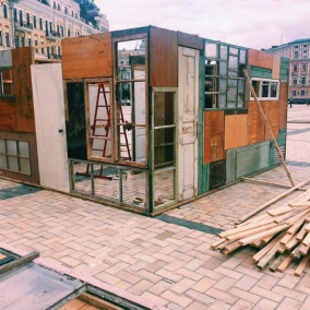 На Софійській площі створили лабіринт зі зруйнованих будинків