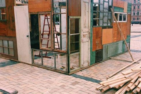 На Софийской площади создали лабиринт из разрушенных домов