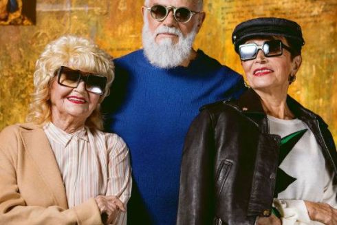 Киевские пенсионеры рекламируют коллекцию очков Гарика Корогодского