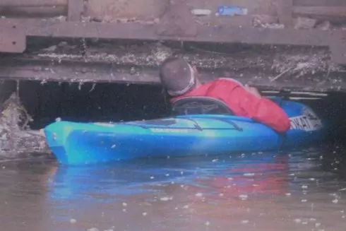 По замурованной в коллекторы Почайне спустились на каяках