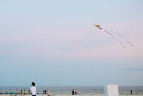 Лучшее за неделю: рейвы лета, жизнь возле кладбища и работа на фейсконтроле