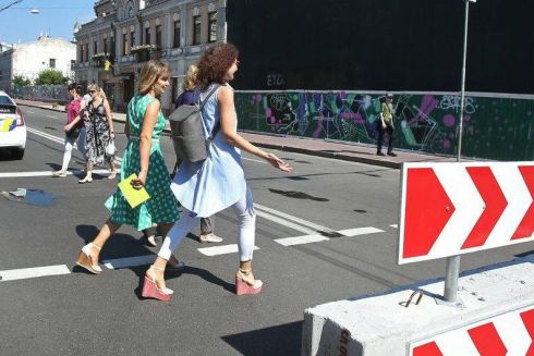 Жителі, урбаністи і водії - про те, чи вдався експеримент з пішохідною Контрактовою