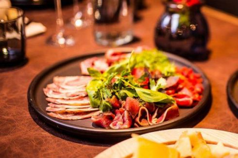 На Крещатике открыли гуцульский мясной ресторан “Ватра”