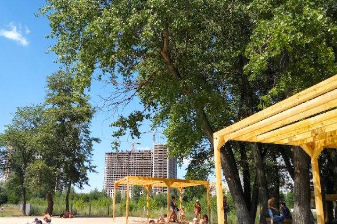 На Микільській Слобідці відкрили оновлений пляж «Веселка»