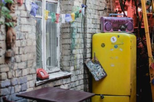 У Squat 17b yard cafe забрали частину двору, але кафе продовжило роботу