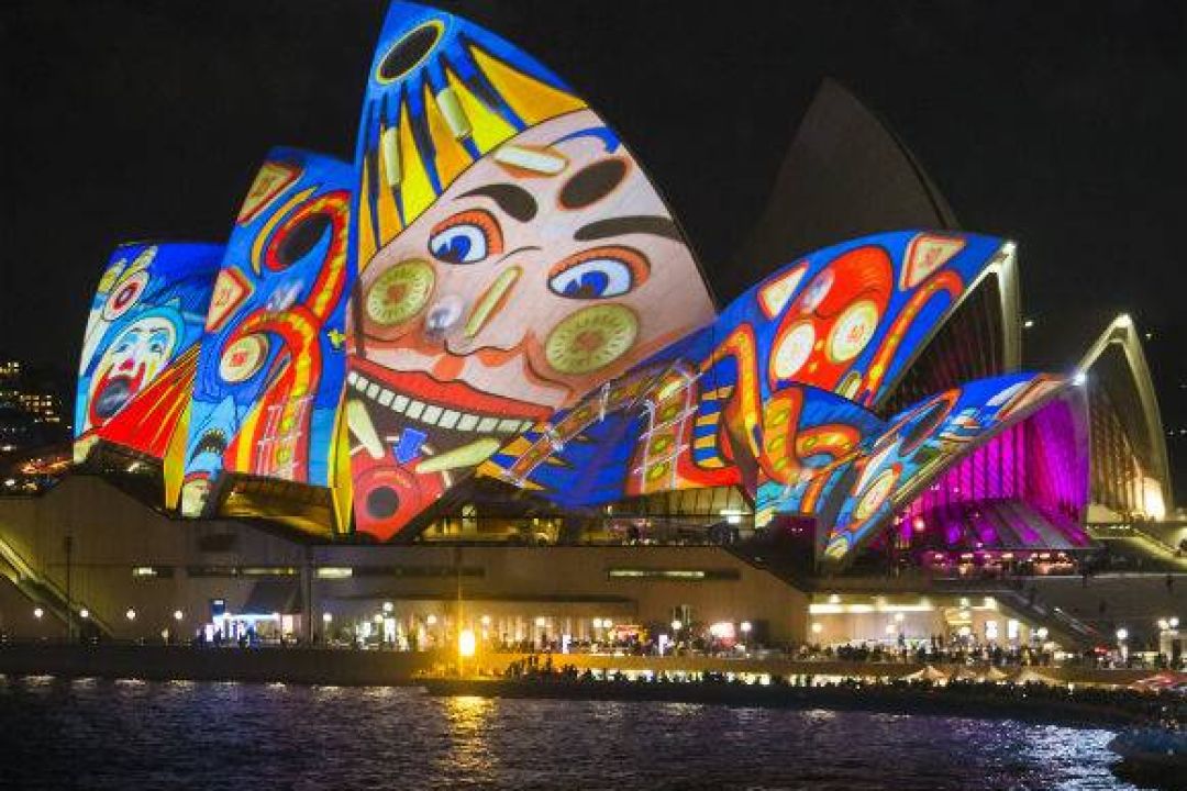 Як виглядають світлові шоу в мегаполісах світу