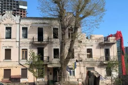 &laquo;Дом с насекомыми&raquo;, возле которого возобновили строительные работы, начал проседать