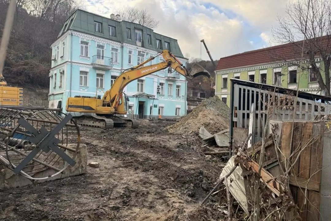 У Києві розбирають флігелі історичної садиби Носача &mdash; попри судовий процес