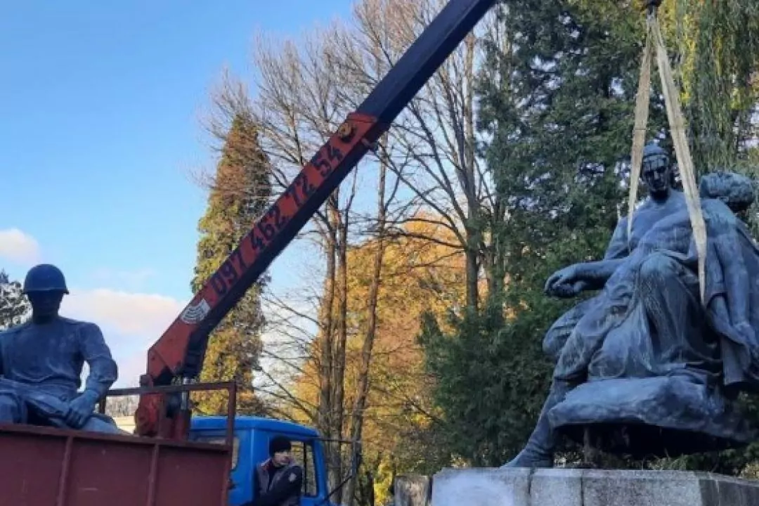 У Львові демонтували три радянські пам&rsquo;ятники з &laquo;Пагорбу слави&raquo;