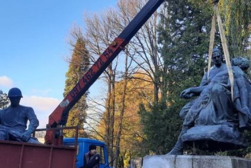 Во Львове демонтировали три советских памятника с «Холма славы»